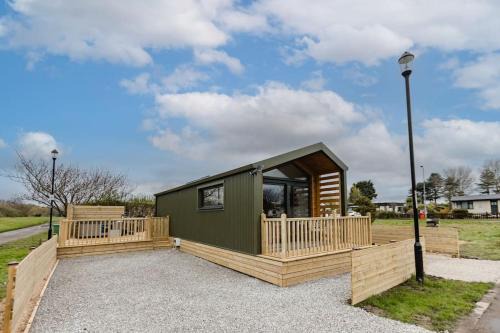 Grimsby Ski Chalet | Lowfield Lodge & Hot Tub - Humberston Fitties Beach