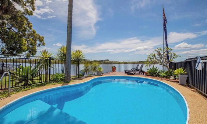 Swansea House | Ludford Lakefront and Beachside Retreat for Groups