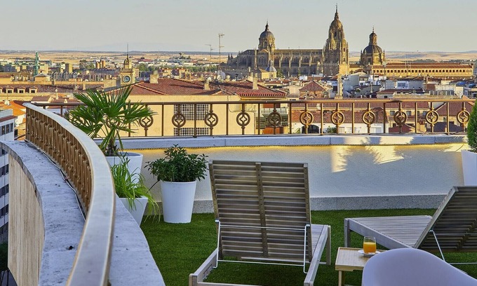 Oeste House | Lujoso Ático con Vistas 2 Dormitorios Centro +a/c