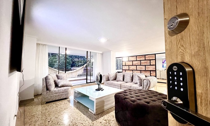 Los Naranjos Apartment | Lujoso, Amplio Apto en el Barrio más Seguro y Lindo de Medellín