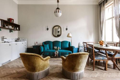 Palace District Apartment | Lujza Vintage Apartment 3 BEDROOM, 1 LIVINGROOM, 2 BATHROOM FREE AC 75sq DT Wifi