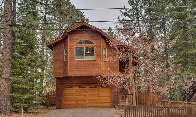 Tahoe Island House | Lukins Lodge by the Lake Hot Tub