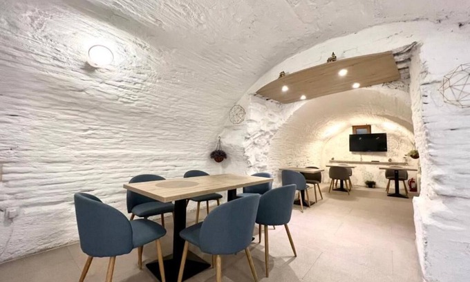 Historic Center Hotel | Lumiere House Sibiu-Habitación con cama extragrande.