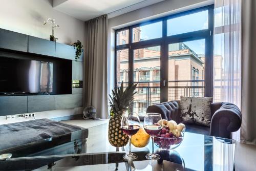 Lodz Apartment | Lumina Loft Tymienieckiego with a view of the lake