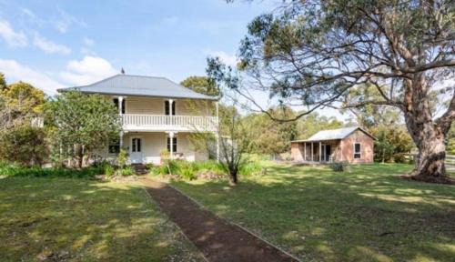 Great Bay House | Lumsden Cottage - Historic Stay in Bruny Island
