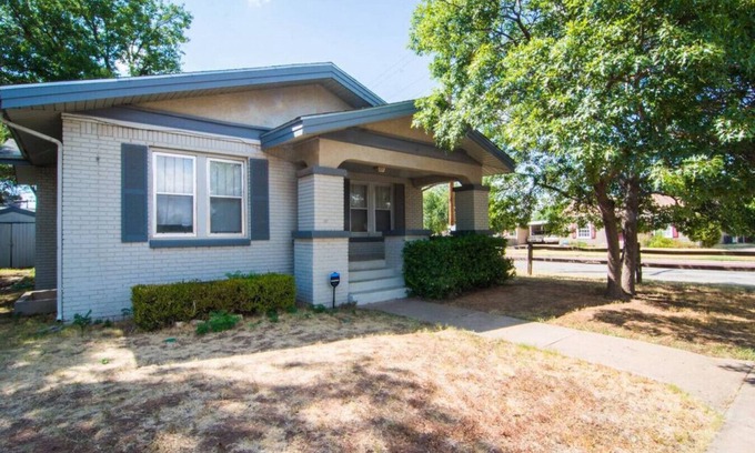 South Overton House | Luna's Lodge - 2BR/2BA - One Block from TTU
