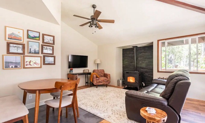 Mount Hood Village House | Lupine Glen: Community Pool, Wifi, Fire, Deck!