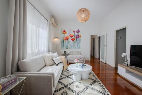 East Brisbane House | Lux 4B Queenslander by The Gabba