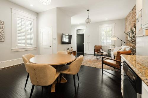 Pendleton House | Lux 4BR Townhome - City Views - Free Parking