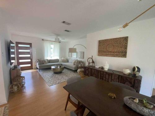 Sweetbriar House | Lux Boho Chic FREE Parking, Wi-Fi, Mins to Soco/DT