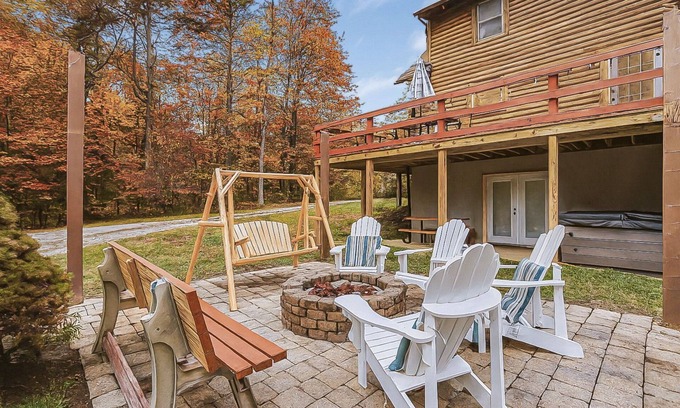 Logan Cabin | Lux cabin w/Hot Tub~ Movie Theater~ Fire Pit ~EV