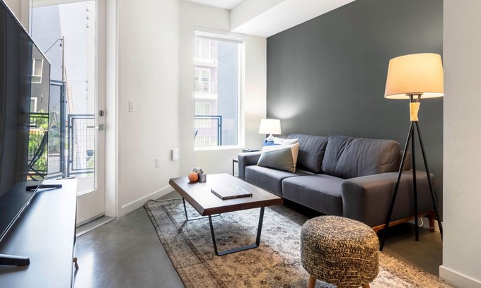 City West Apartment | Lux Downtown 1BR w/ Gym, W/D, Pool, near Staples Center by Blueground