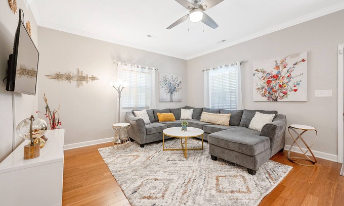 Durham House | ★ Lux Modern Retreat ★ Downtown ★ King Beds ★