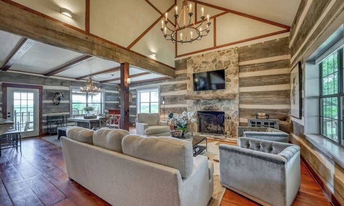 Fredericksburg Cabin | Lux Ranch w/Hottub|AlamoSprings