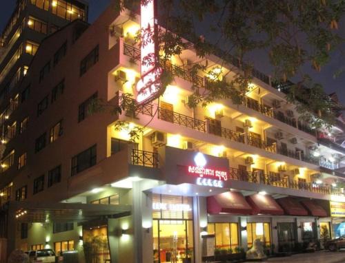 Daun Penh Hotel | Lux Riverside Hotel & Apartment
