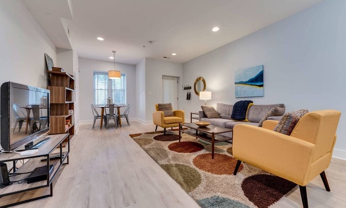 Columbia Heights Bed & Breakfast | Luxe 2BD/2BA Townhouse in Hip Area - Near Metro