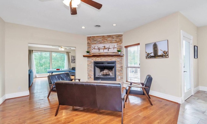 Lake Houston House | Luxe 6BR Lakehouse w/Pool + Fishing | Near IAH