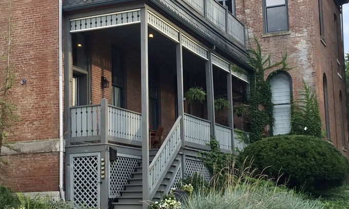 Lafayette Square Condo | Luxe Accommodations In Historic Lafayette Square