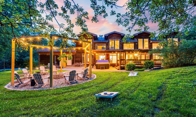 Versailles House | Luxe Bourbon Trl~Game Rm~Golf Sim~Hot Tub~Fire Pit