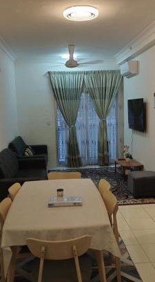 Kampung Rawa Apartment | Luxe Cozy Haven in Cybersouth