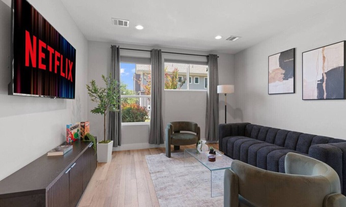 University Hills and Windsor Park House | Luxe Home - Sleeps 12+! Great for Groups & DTX!