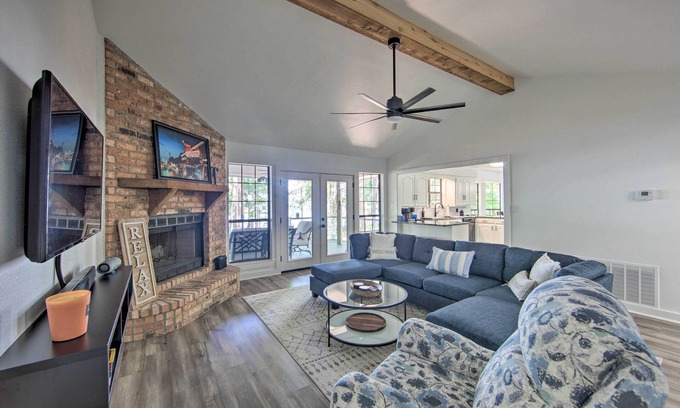Flint House | Luxe Lakehouse w/Sunset Views on Lake Palestine!