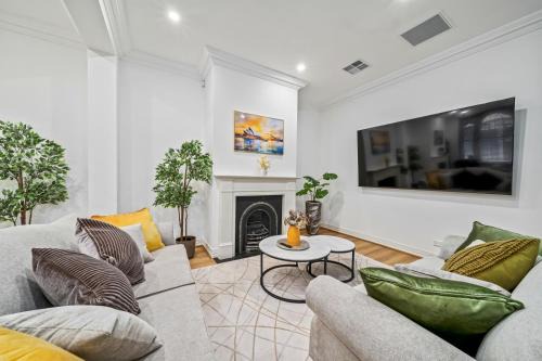 Pyrmont House | Luxe Living Terrace by The Star