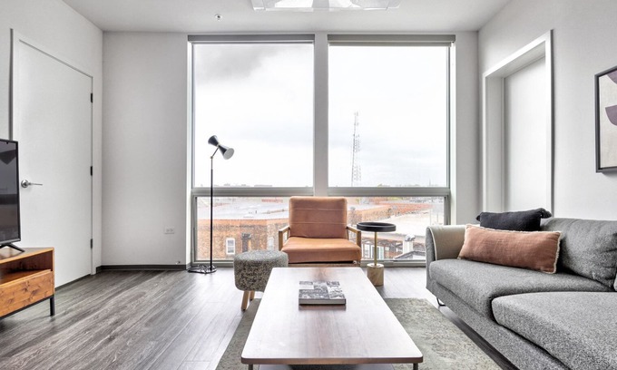 Logan Square Apartment | Luxe Logan Square 2BR w/Gym, Roof Deck, 1 block to L, by Blueground (ID #CHI371)