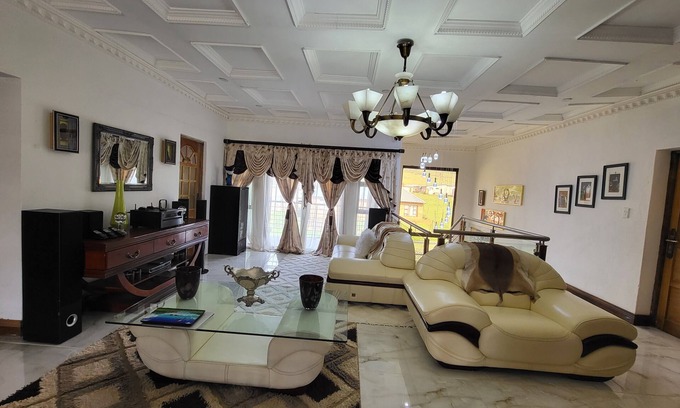 Sakhisizwe Hotel | Luxe Ponte Inn