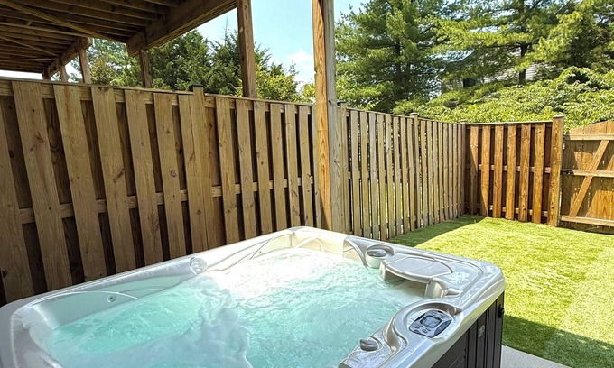 Ashburn House | Luxe Townhouse Retreat Hot Tub Sauna Loft Fireplace Near One loudon