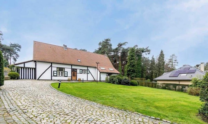 Laak Villa | Luxe Vacation Villa with swimming pool, 5 bedrooms, 12 guests