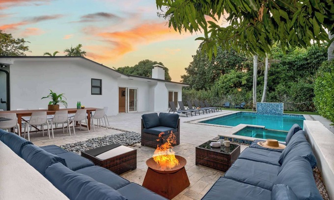 Golden Glades House | LUXE Villa, Heated Pool, Fire Pit, GAMES