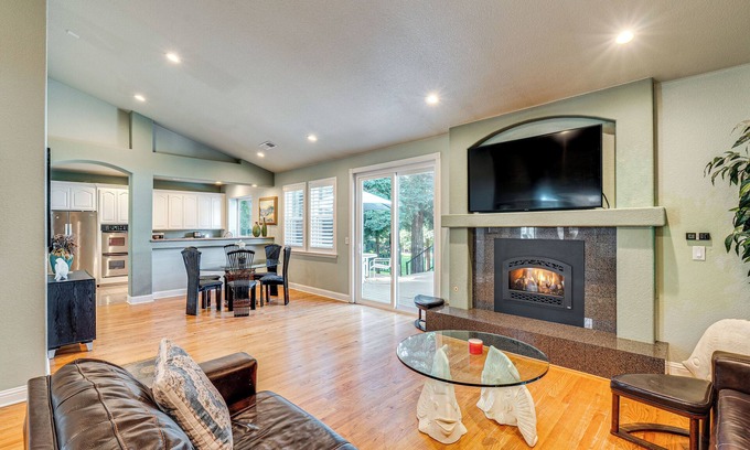 Loomis House | Luxe Vineyard Villa w/Views & Fire Pit in Loomis!