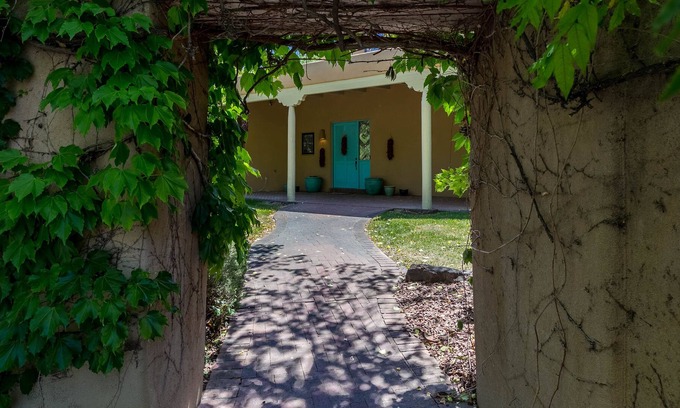 Los Ranchos de Albuquerque Villa | Luxurious and Lush Villa near the river