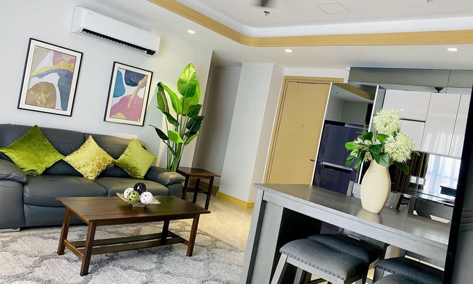 Balibago Condo | Luxurious 1 Bedroom King Bed Skyline View Walking Street Condo