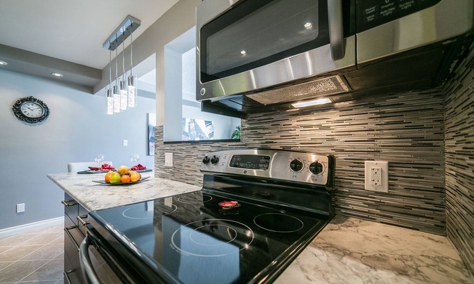 Jasper Place Condo | Luxurious 1BDR+Den In-suite laundry