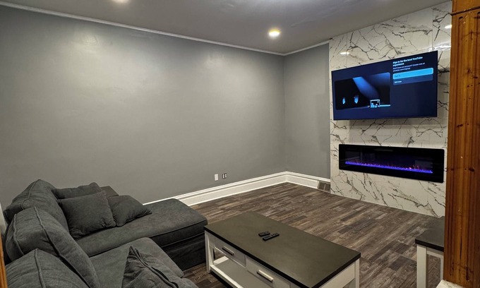 South Side Slopes House | Luxurious 2-bed house in Southside with central heating, cooling and fireplace