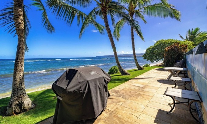 Mokuleia Condo | Luxurious 2-bedroom/2-bathroom oceanfront condo with pool, jacuzzi and parking