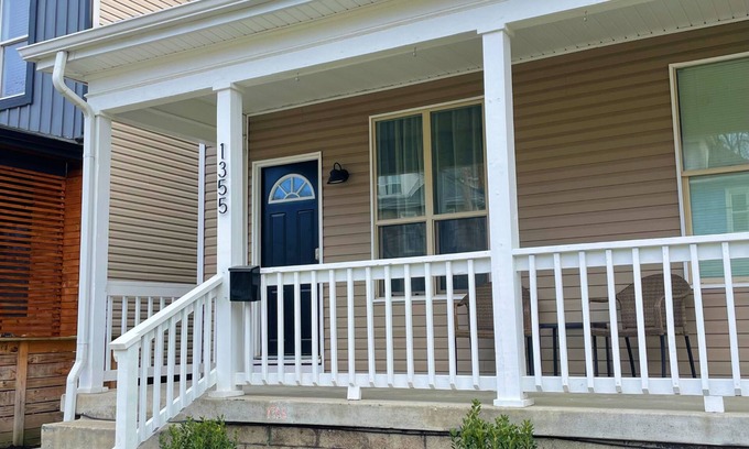 Near East Columbus House | Luxurious 2-bedroom house with WiFi, AC in enchanting Columbus