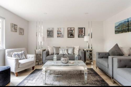 Burke Mountain House | Luxurious 2 Bedrooms 2 bathrooms private suite in Coquitlam