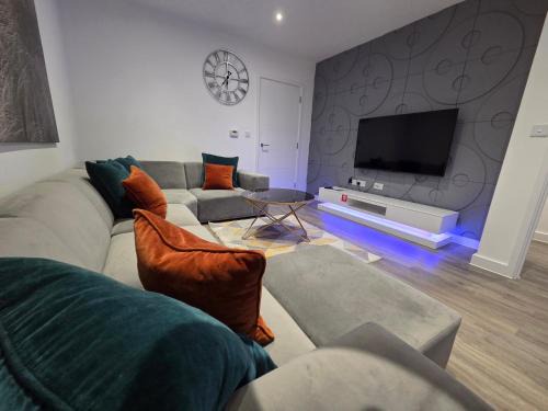 Hatfield House | Luxurious 3 Bed & 3 Bath Hatfield House with Balcony View & Terrace Garden