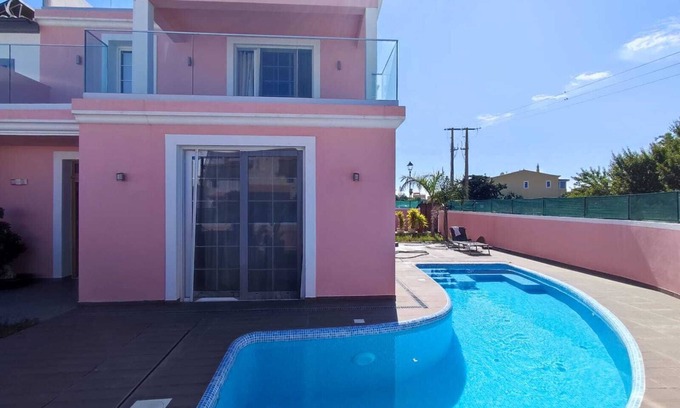 Monte Raposo House | Luxurious 3 bedroom villa with pool, e-charging station, terrace with sea view, parking lot