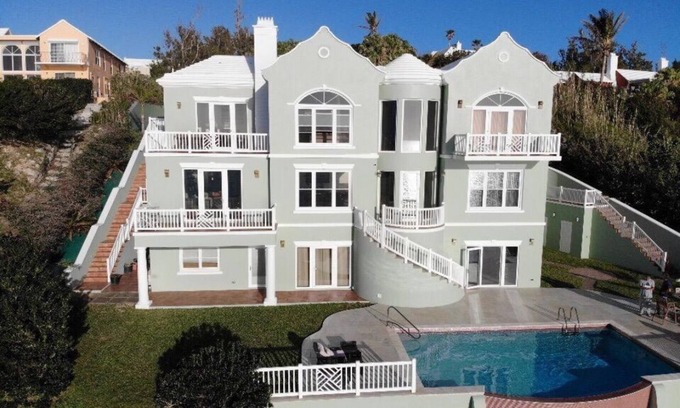 Sandys House | Luxurious 4 Bedroom Oceanside house with pool