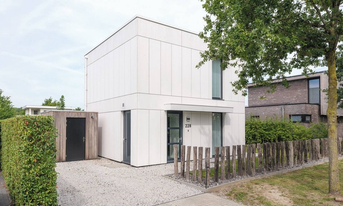 Zeewolde House | Luxurious 4-person house on the water with modern kitchen, direct access to the water and comfortable furnishings. Perfect for rest and relaxation!