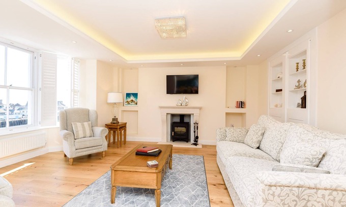 West Looe House | Luxurious 5 star Harbour View Retreat. Free Parking Space. Free Wifi.