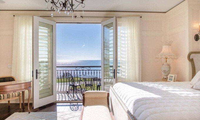 Fennville House | Luxurious 6 bedroom estate with lake view & beach