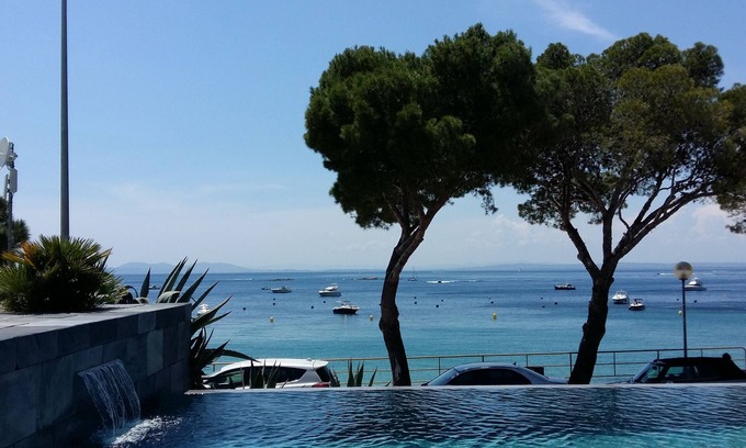 Almadraba-Canyelles Apartment | Luxurious apartment in front of the beach, pool, parking and spectacular views