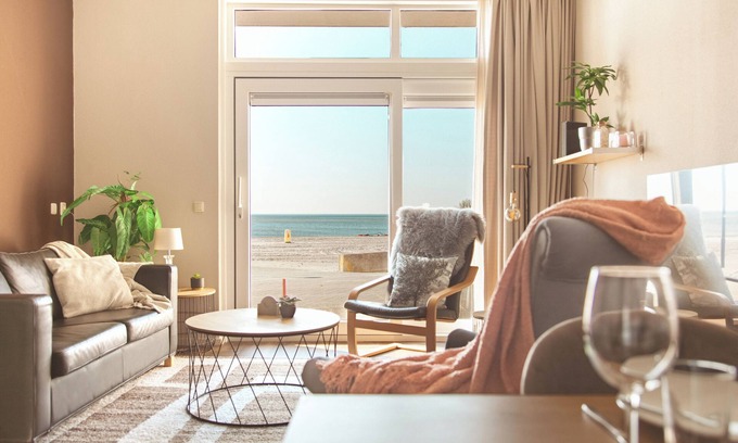 Makkum Apartment | Luxurious apartment with a balcony or a patio, a bathtub, and a private parking space directly on the IJsselmeer at Beach Resort Makkum.