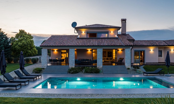 Topid Villa | Luxurious Contemporary Villa, large pool heated 28° - green views