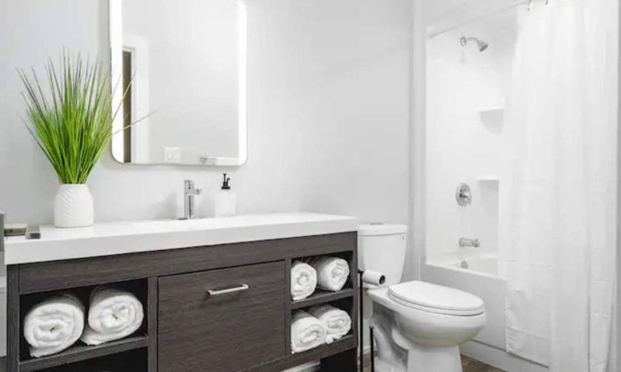 Niagara Falls House | Luxurious Escape